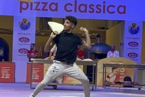 pizzeria vince travelrs choice manuno pizza acrobatica