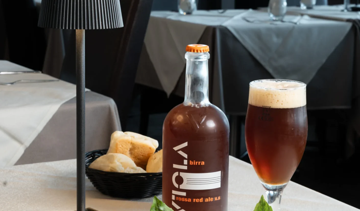 Pizza napoletana al tartufo L’Eccellenza di Mario Matarazzo con bufala campana DOP, speck Alto Adige IGP e rose di caprino, servita con Birra Viola Rossa Red Ale da Manuno a Poncarale (Brescia)