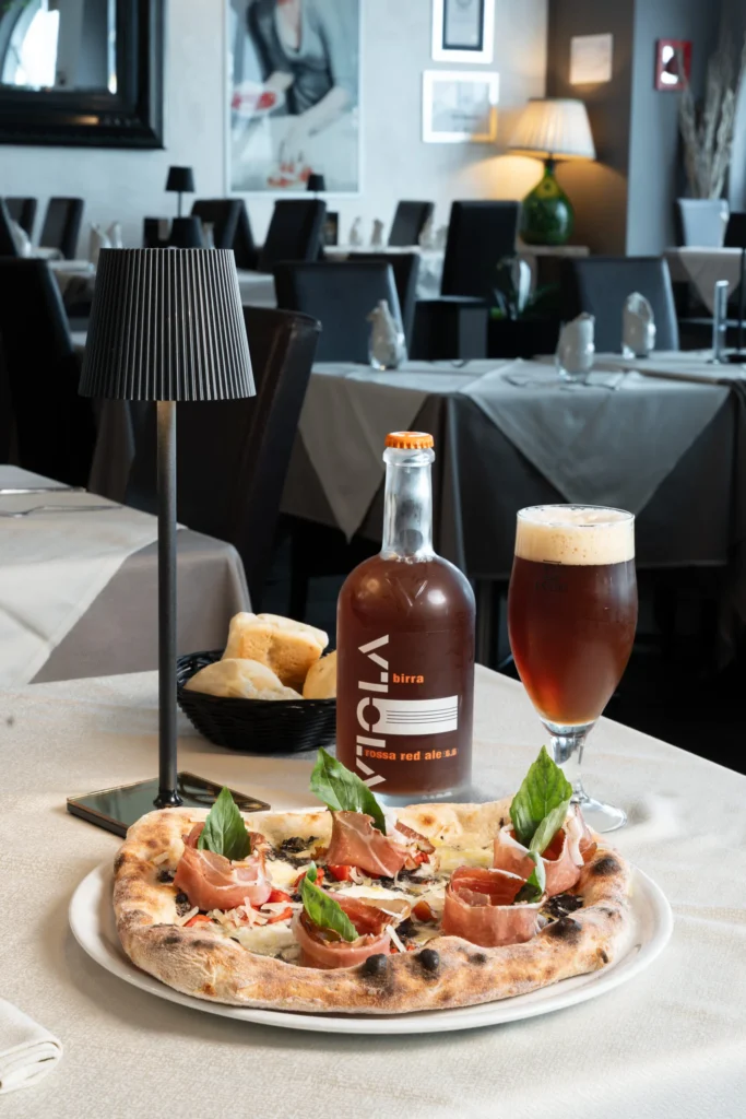 Pizza napoletana al tartufo L’Eccellenza di Mario Matarazzo con bufala campana DOP, speck Alto Adige IGP e rose di caprino, servita con Birra Viola Rossa Red Ale da Manuno a Poncarale (Brescia)